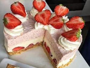 tarta de nata y fresas